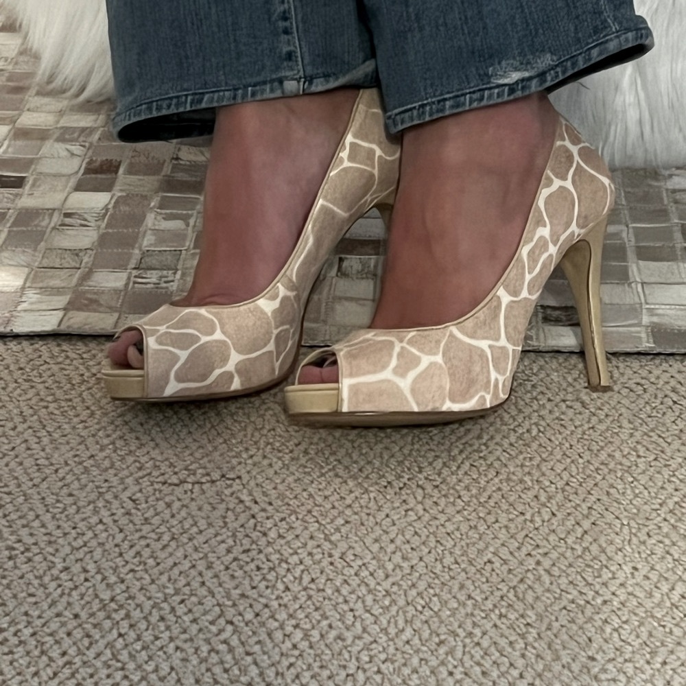 Vintish Y2K Nine West size 8 1/2 Giraffe print leather peep toe heels